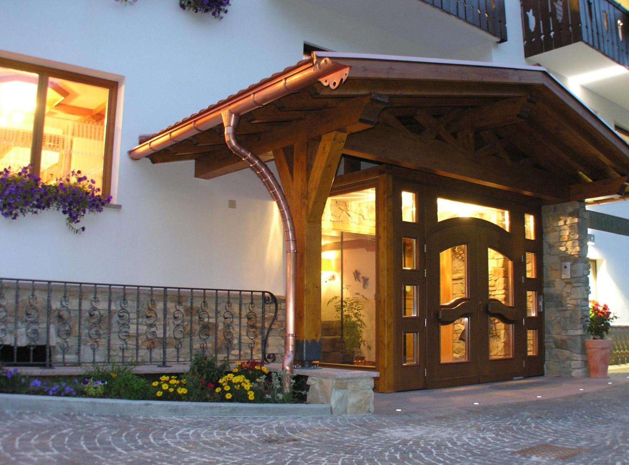 Hotel Laurino Pozza di Fassa Exteriör bild