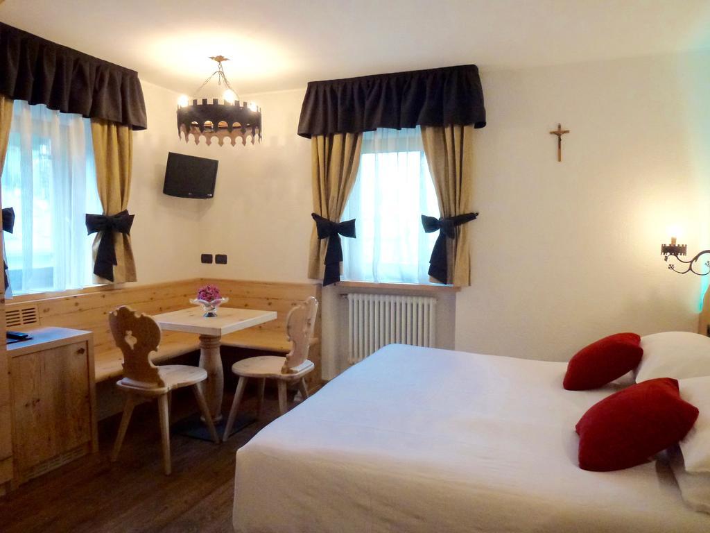 Hotel Laurino Pozza di Fassa Exteriör bild